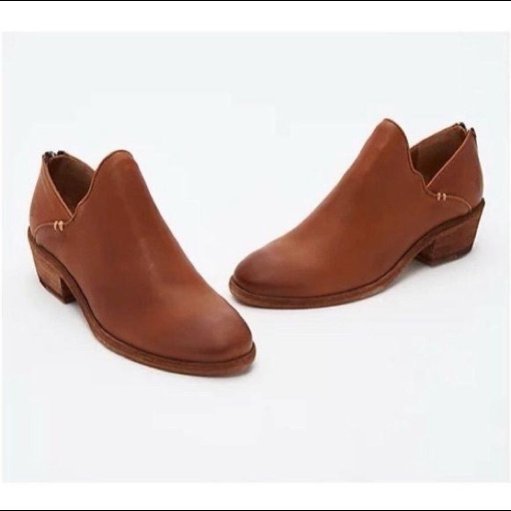 NWOT - Frye Leather Shooties - Carson Shootie